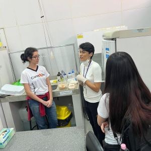Alunos do Ensino Médio e Pré-Vestibular realizam visita técnica na Faculdade de Ciências Farmacêuticas de Araraquara (UNESP). 